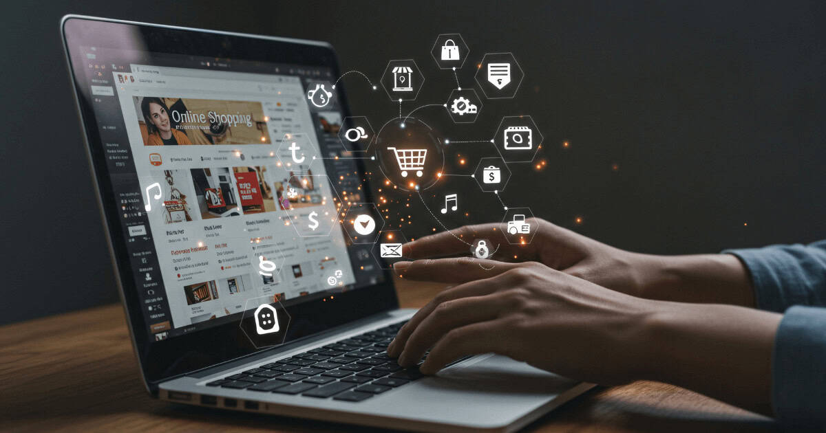 Aufgeklappter Laptop mit einer geöffneten Online Shopping Seite. Hände über der Tastatur. Aus dem Bildschirm kommen Icons, symbolisch für Online Marketing.